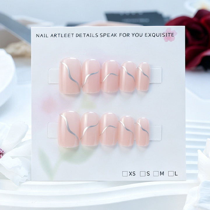Kunstnagelset mit eleganten Wellenlinien und schimmernden Akzenten Karnz