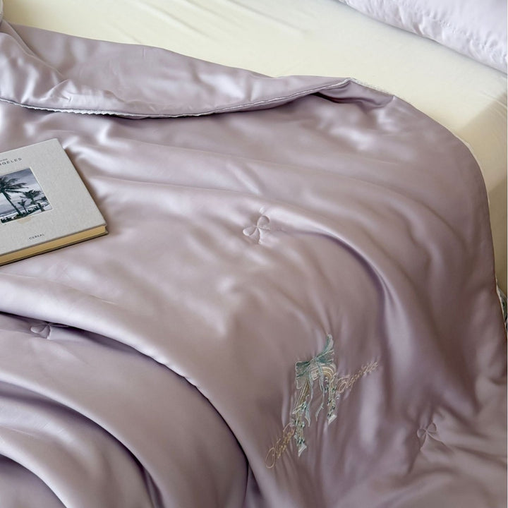 Seidige Satin-Bettwäsche-Garnitur mit feiner Stickerei und kühlendem Komfortfinish