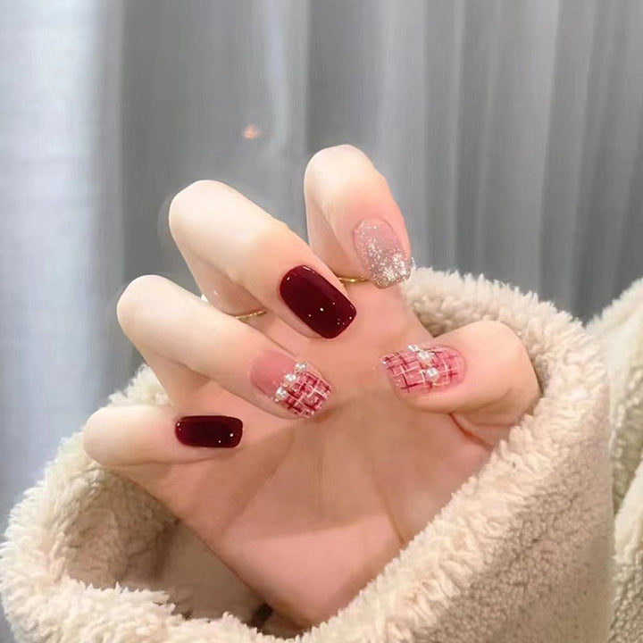 Kunstvoll gestaltete Nagelkunst Karnz
