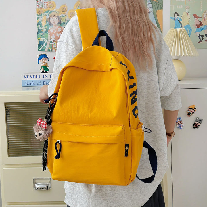 Lässiger Rucksack für den Alltag mit mehreren Taschen