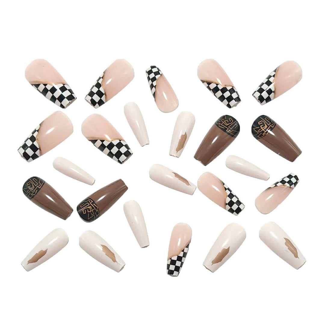 Kunstnägel mit Modernem Geometrischen Design Karnz