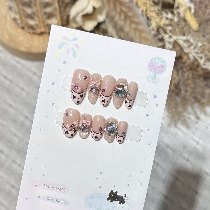 Dekoratives Press-On Nagelkunst-Set mit Herz- und Edelsteinakzenten Karnz