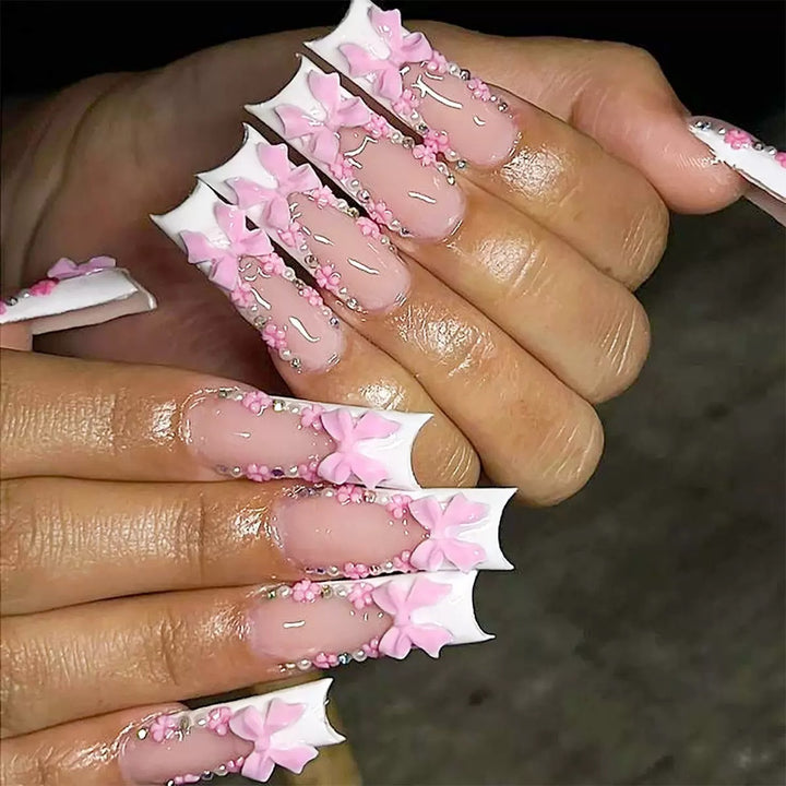 Kunstnagelset mit eleganten 3D-Blüten- und Perlenverzierungen Karnz