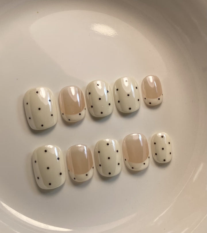Dekorativer Press-On-Nagelset mit Punktdesign