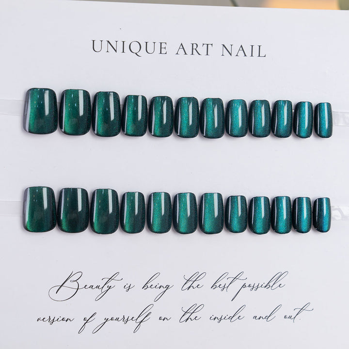 Elegantes Druck-Nagelset mit schimmerndem Finish