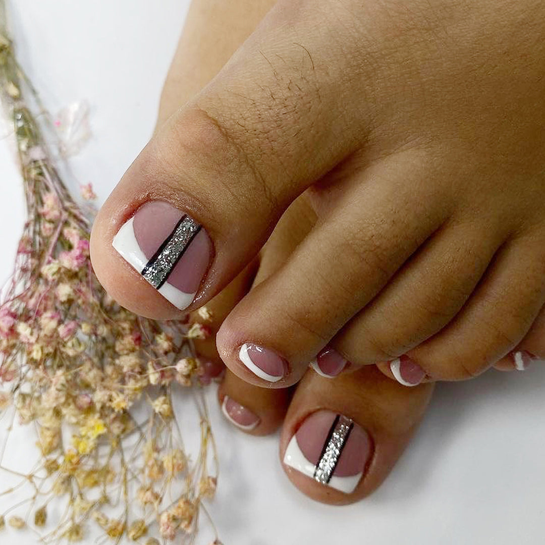 Kunstvolle Fußnagelgestaltung mit Glamour-Akzenten Karnz