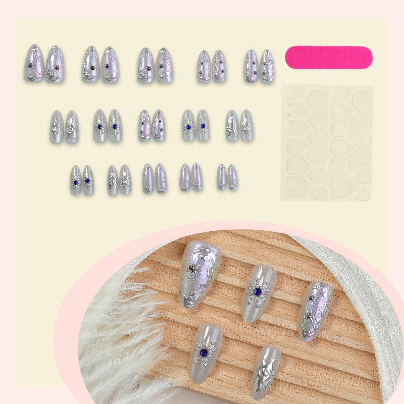 Kunstnagelset mit glänzendem Metallic-Effekt und eleganten Verzierungen Karnz