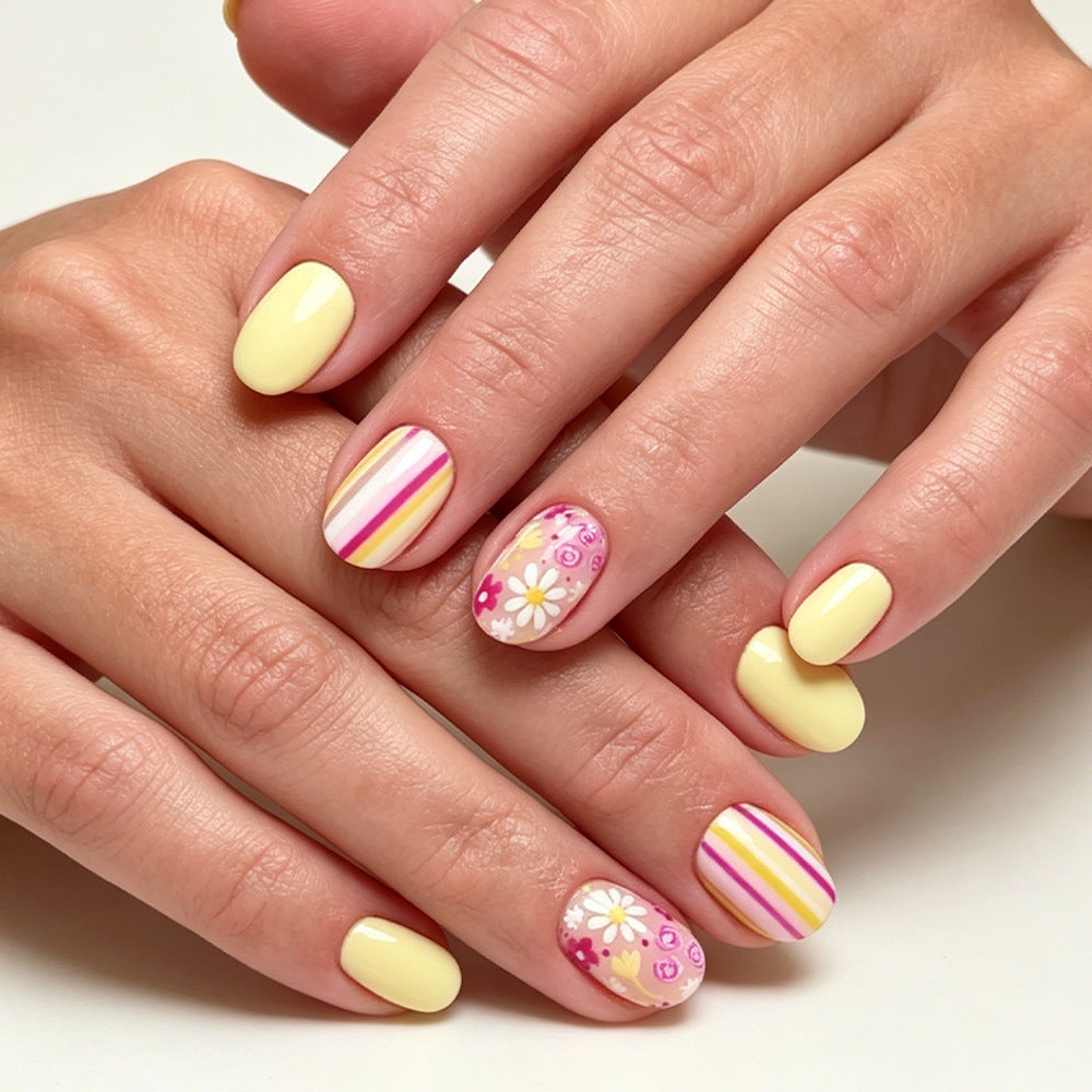 Künstlerische florale und gestreifte Press-On Nagelkunst Karnz