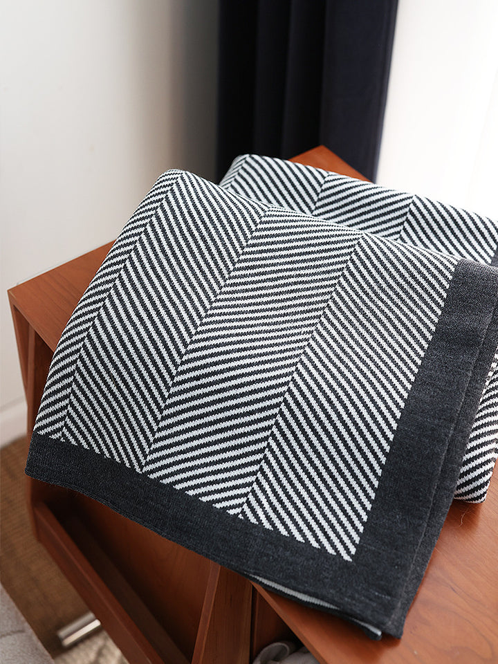 Zeitgenössische Chevron-Strickwurfdecke