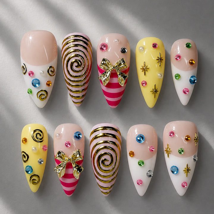 Glamouröses Kunstnagelset mit verspielten Designs und funkelnden Akzenten Karnz