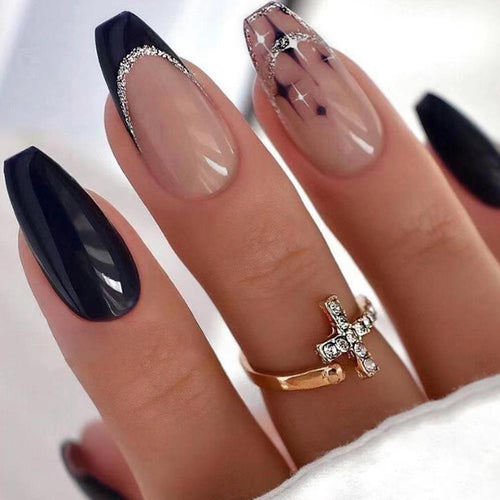 Elegante und kunstvolle Stiletto Kunstnägel mit Glitzerverzierungen Karnz