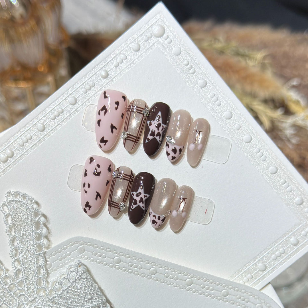 Künstlerisches Press-On Nagelkunstset mit einzigartigen Musterdesigns Karnz