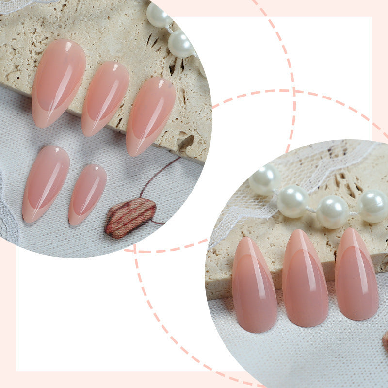Kunstnagelset mit elegantem französischem Design Karnz