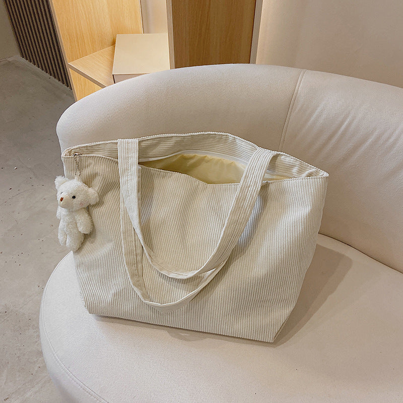 Funktionale Corduroy Tote Bag mit Flauschigen Charm