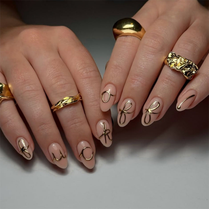Kreative Nagelkunst mit goldenen Akzenten und trendigen Schriftzügen Karnz