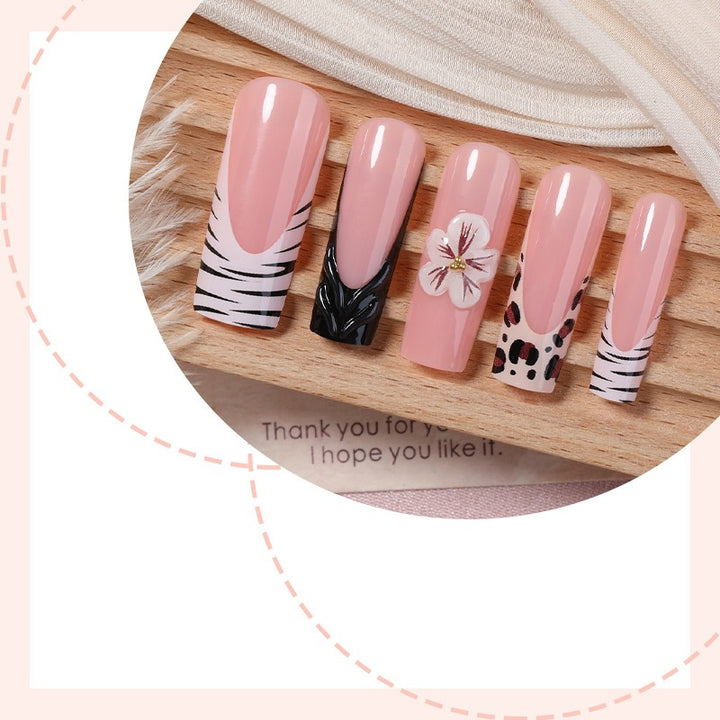 Kunstnagelset mit floralen und marmorierten Designs Karnz