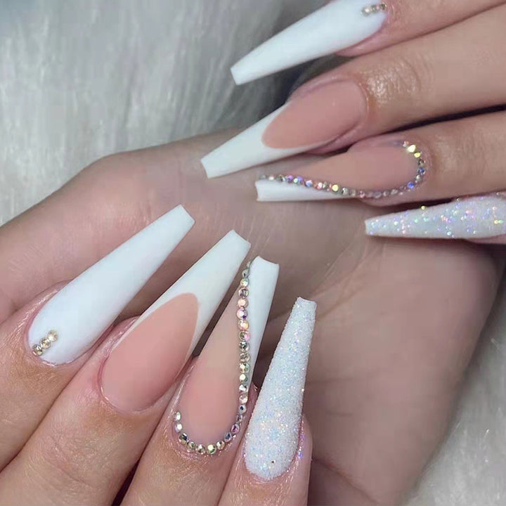 Kunstnagelset mit elegante Strassverzierungen Karnz