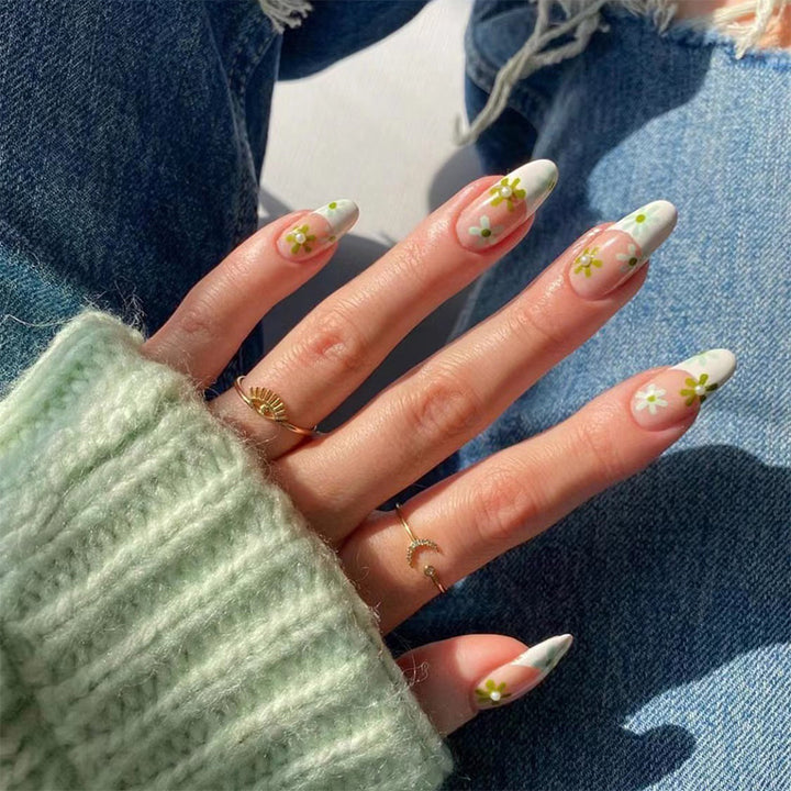 Kunstvolle Nagelkunst mit zarten Blütenmotiven Karnz