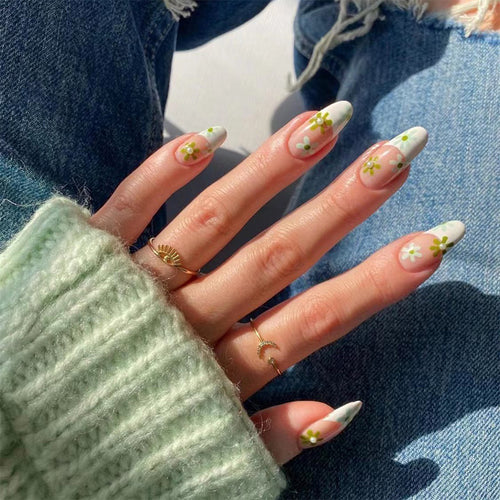 Kunstvolle Nagelkunst mit zarten Blütenmotiven Karnz
