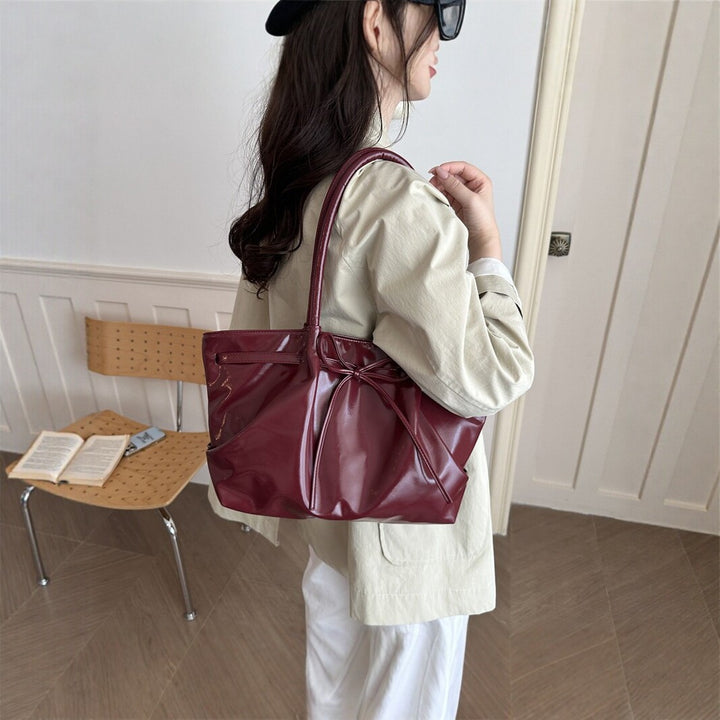 Stylische Lackleder-Handtasche