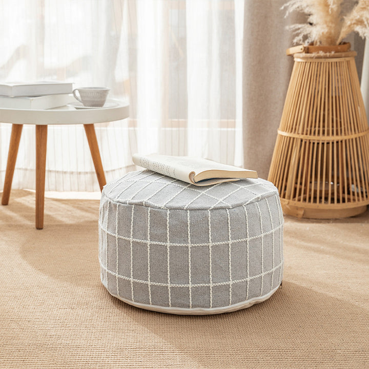Runder gepolsterter Sitzpouf mit gesticktem Karo‑Muster und Baumwollbezug
