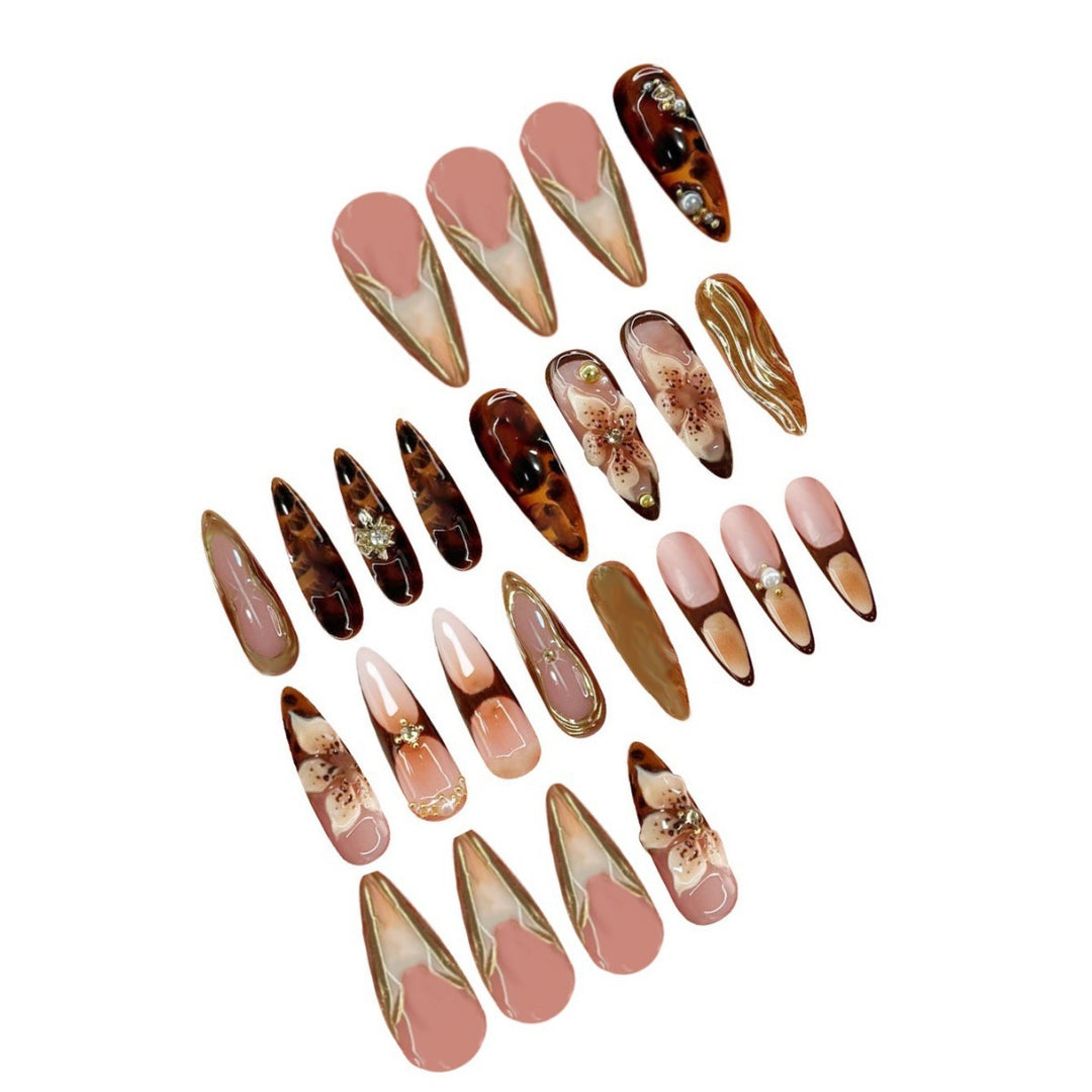 Dekorative Stiletto Press-On Nägel mit floralem und metallischem Akzent Karnz