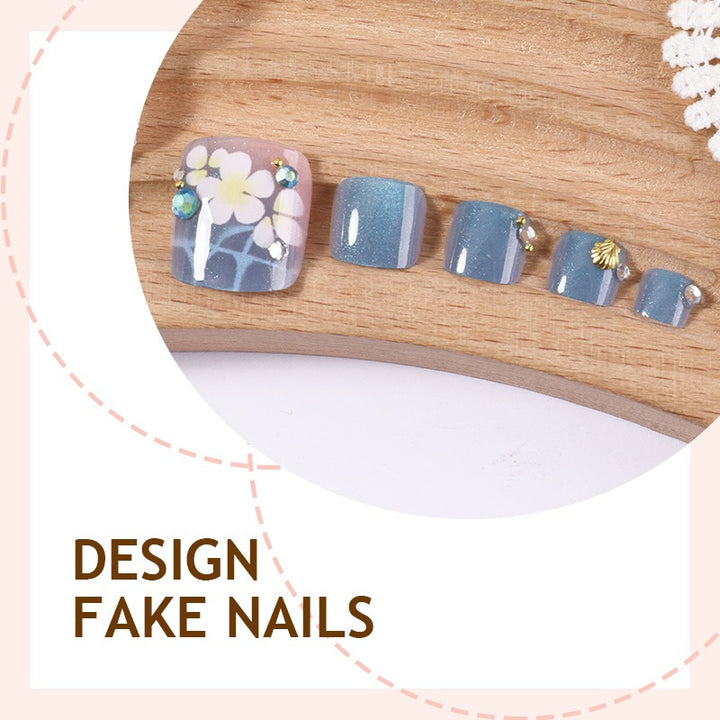 Kunstnagelset mit floralen Applikationen und Glitzereffekten Karnz