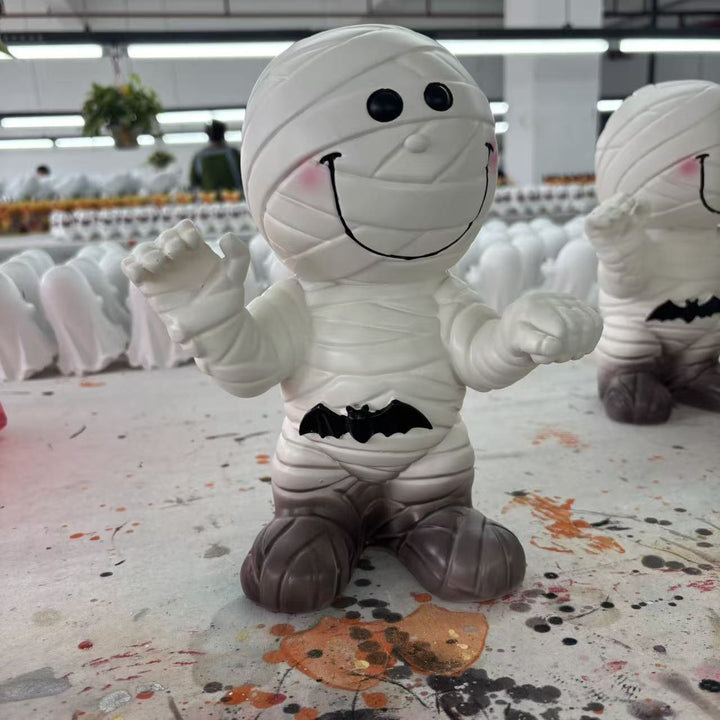 Dekorative Mumienfigur mit fröhlichem Lächeln Karnz