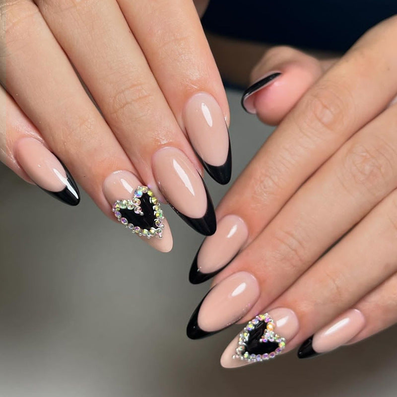 Künstlerisches Press-On Nagelset mit Herz- und Edelstein-Details Karnz