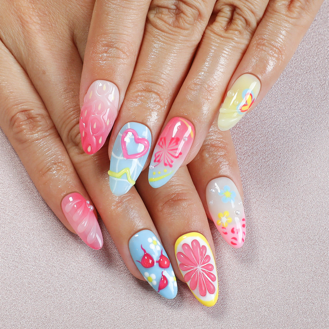 Kreatives Kunstnagelset mit verspieltem floralen Design und Glitzereffekten Karnz