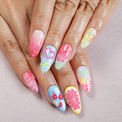 Kreatives Kunstnagelset mit verspieltem floralen Design und Glitzereffekten Karnz