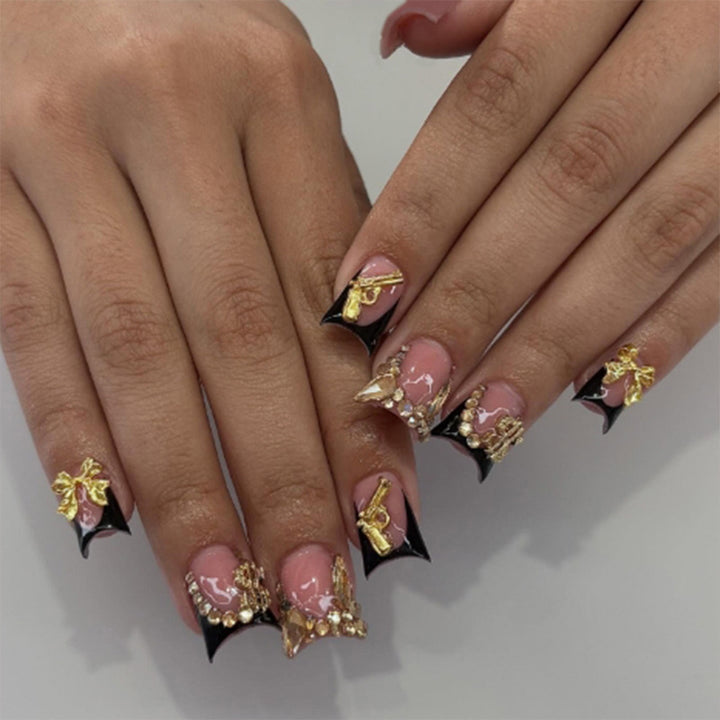 Kunstnagelset mit luxuriösen 3D-Verzierungen und eleganten Glitzerdetails Karnz