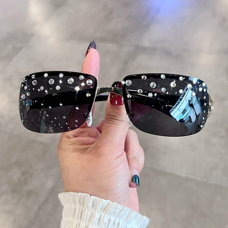 Damen Designer-Sonnenbrille mit funkelnden Strass-Akzenten Karnz