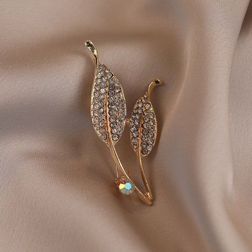 Elegante Brosche mit Blattform und Kristallen Karnz