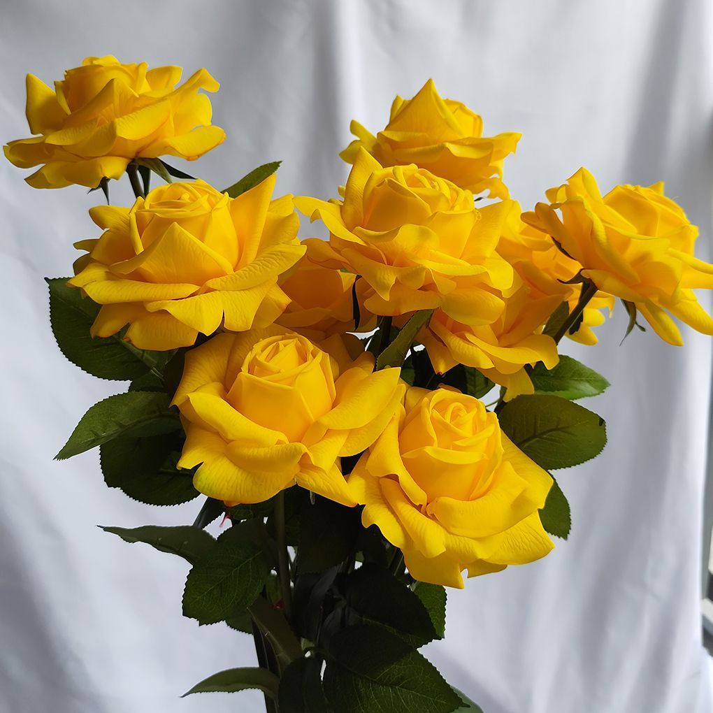 Lebensechter künstlicher Rosenstiel mit grünem Laub