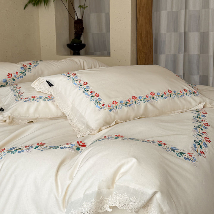 Besticktes Baumwollsatin-Bettwäscheset mit floraler Bordüre und feiner Spitzenkante