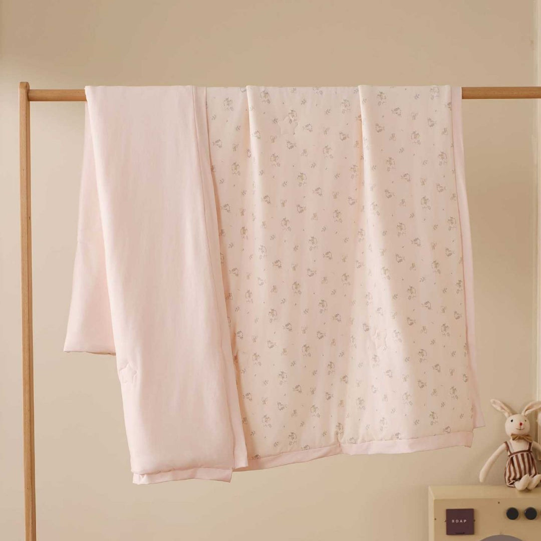 Doppellagige Babykrabbeldecke aus Baumwoll-Jersey mit leichter Wattierung und zartem Allover-Tierprint