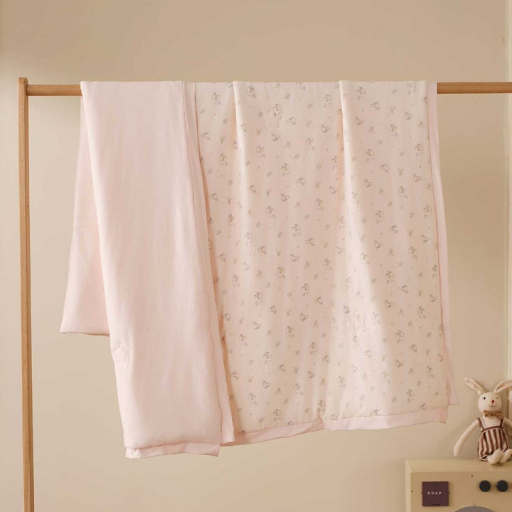 Doppellagige Babykrabbeldecke aus Baumwoll-Jersey mit leichter Wattierung und zartem Allover-Tierprint