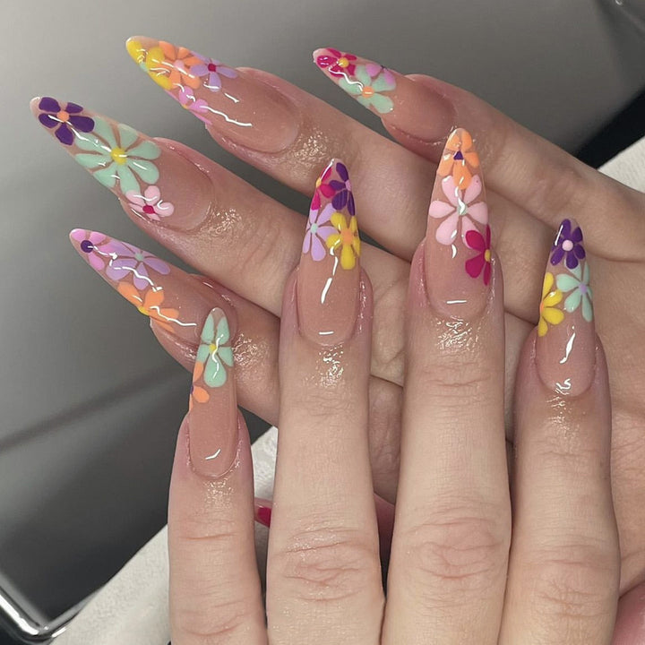 Kunstnagelset mit lebhaften Blumenmotiven und spitzen Akzenten Karnz