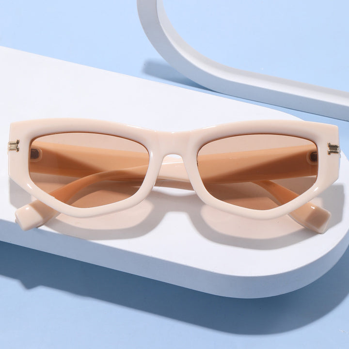 Damen trendige Cat-Eye-Sonnenbrille mit lackiertem Rahmen und akzentuierten Metall-Details Karnz