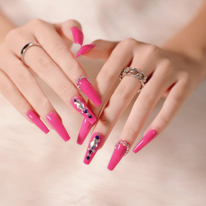 Elegante Nagelkunst mit Glitzerverzierung Karnz