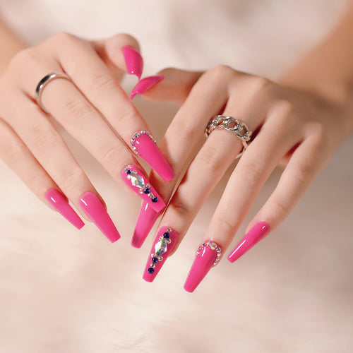 Elegante Nagelkunst mit Glitzerverzierung Karnz
