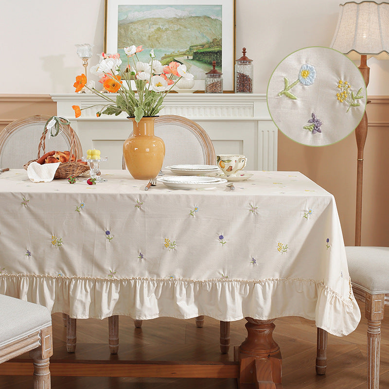 Elegante floral bestickte Tischdecke