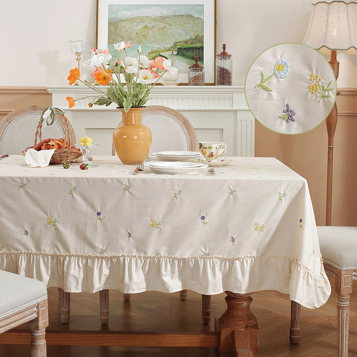 Elegante floral bestickte Tischdecke