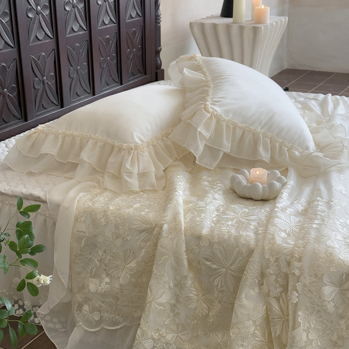 Elegante Satinbettgarnitur mit doppellagigem Chiffon‑Volant und floraler Reliefstickerei