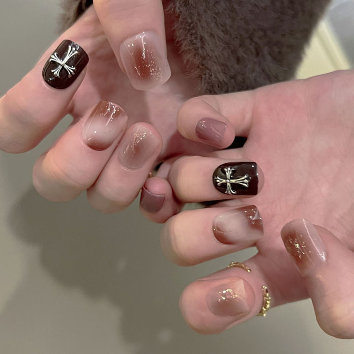 Kunstvolle Nagelverlängerungen mit elegantem Blattmuster Karnz