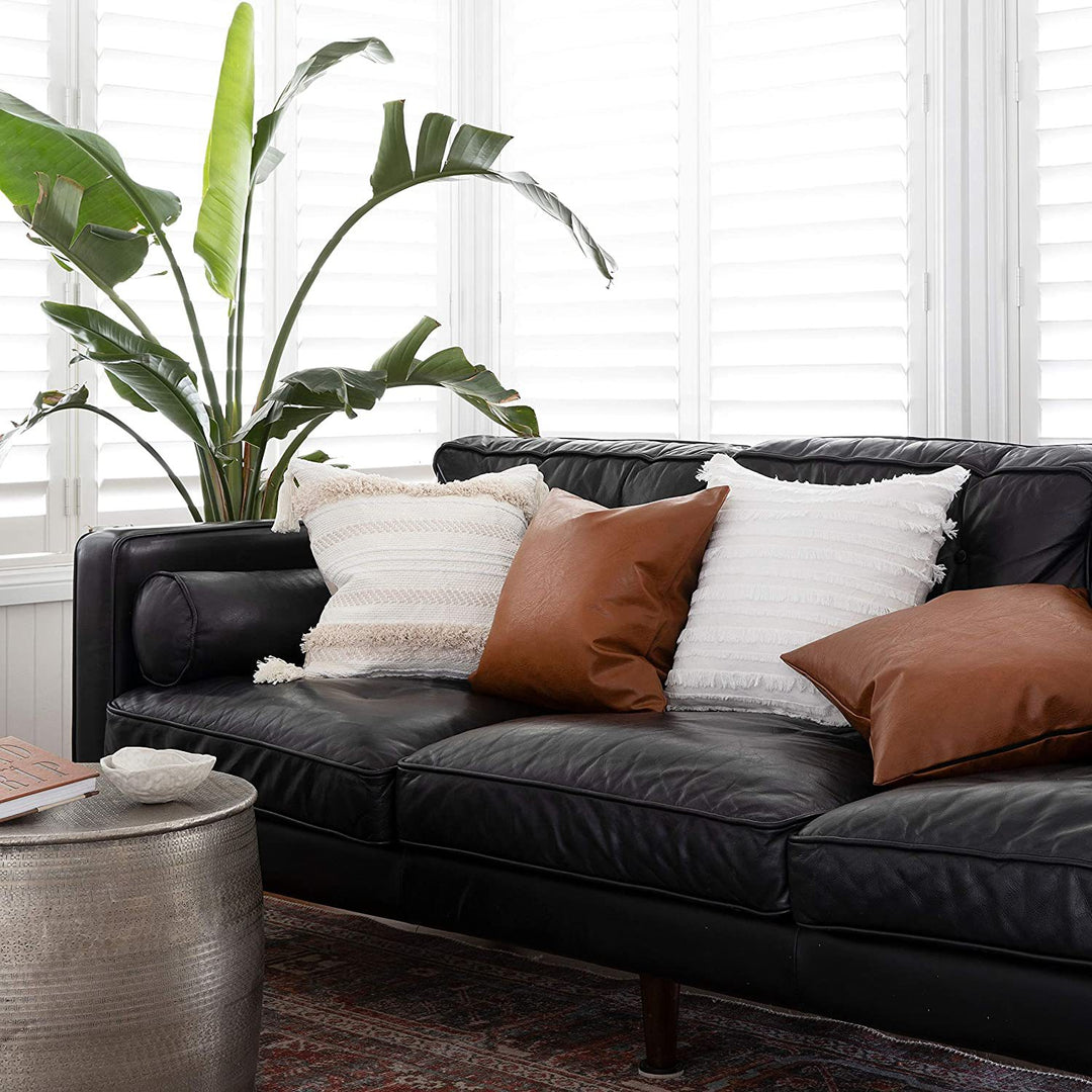 Quadratischer Boho-Kissenbezug mit handgewebter Struktur, Chenille‑Bordüren und Eckquasten Karnz