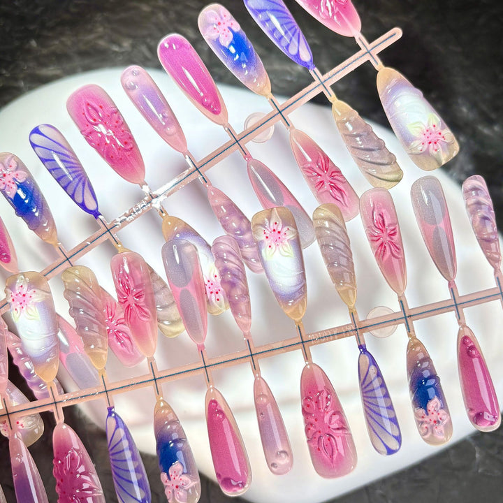 Dekoratives Press-On Nagelset mit floralen und künstlerischen Designs