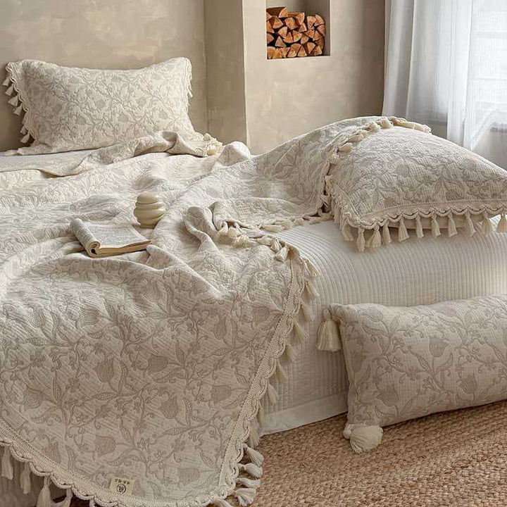 Gestepptes Tagesdecke-Set aus Baumwoll‑Leinen mit floraler Jacquardwebung, Quasten und Zierkissen