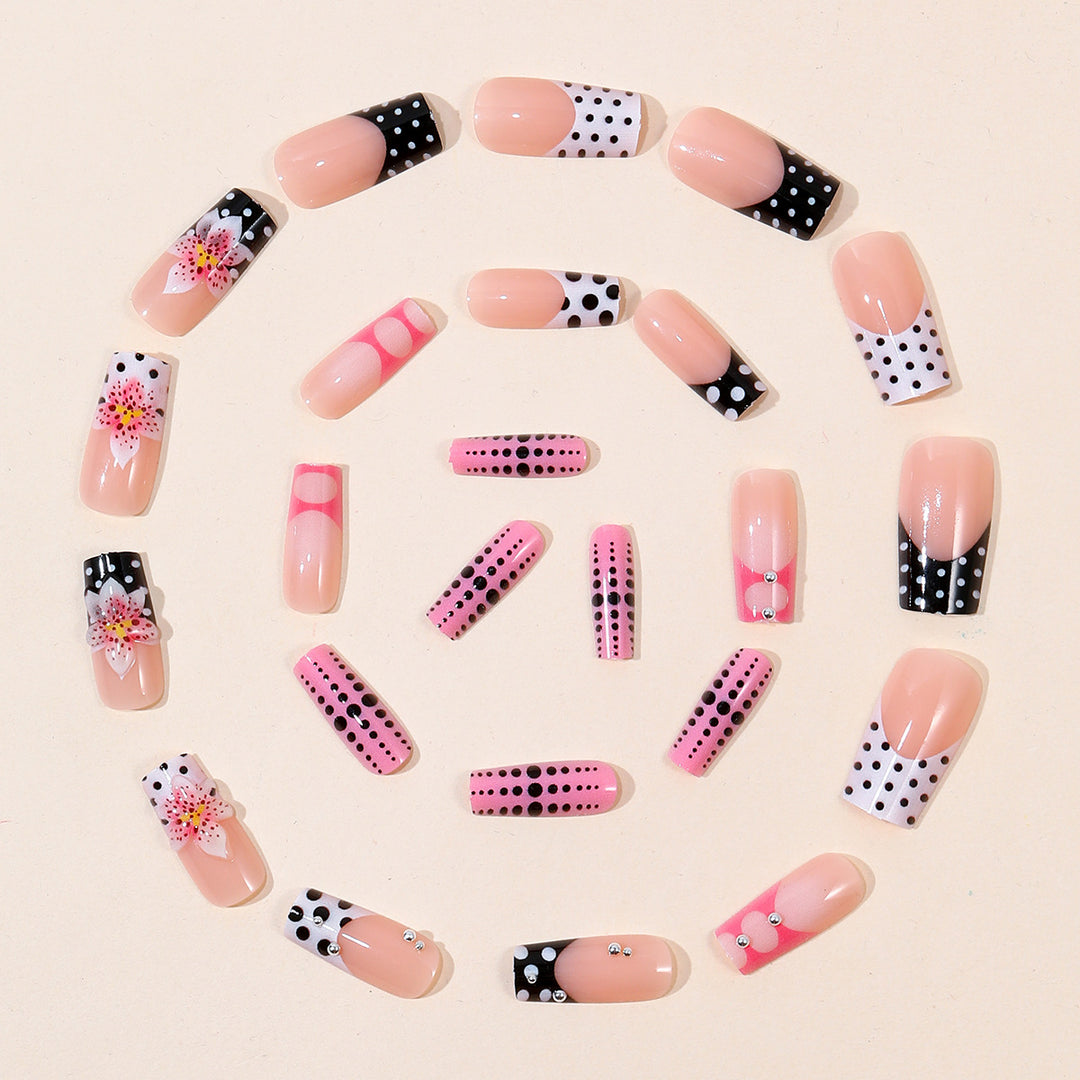 Künstlerische florale Nagelkunst Karnz